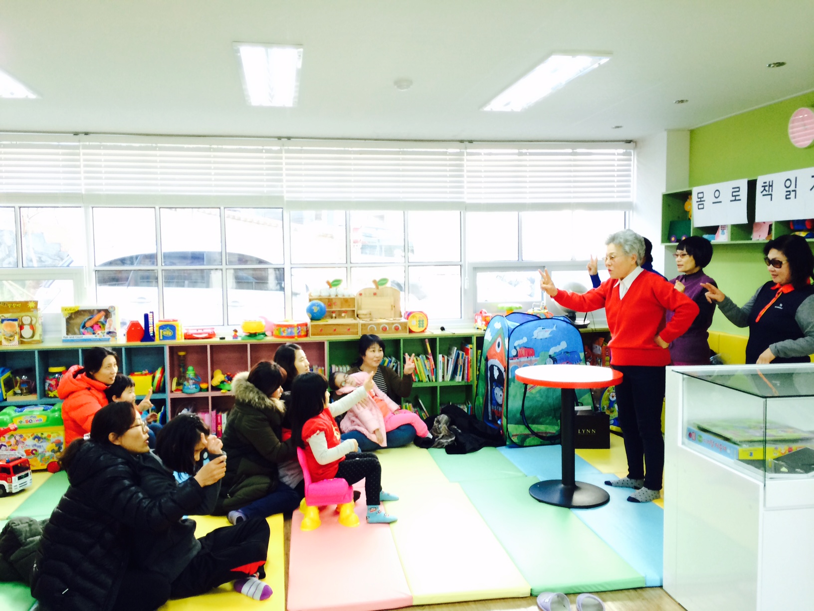 몸으로책읽기(시각장애인 동화구연사가 들려주는 이야기) 썸네일