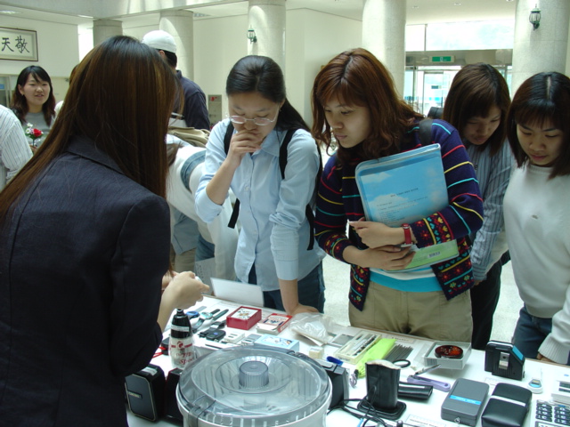 [용구전시회] 시각장애인 생활용구를 살펴보는 학생들 썸네일