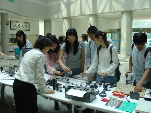 [용구전시회] 시각장애인 보조기구를 관람하는 학생들 썸네일